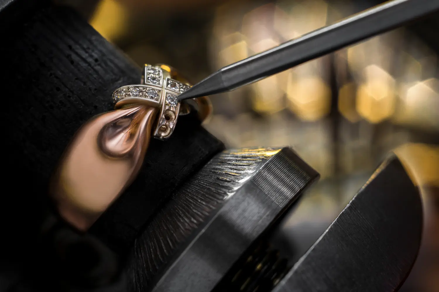 Der Juwelier repariert die Diamanten